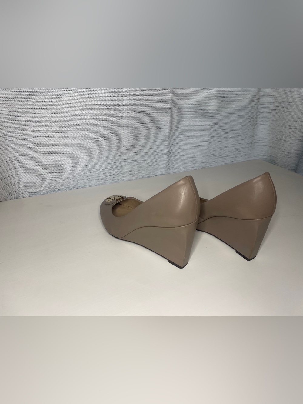 Tory Burch Taupe Leather Block Heel Pumps with Gold Logo - Picture 4 of 9